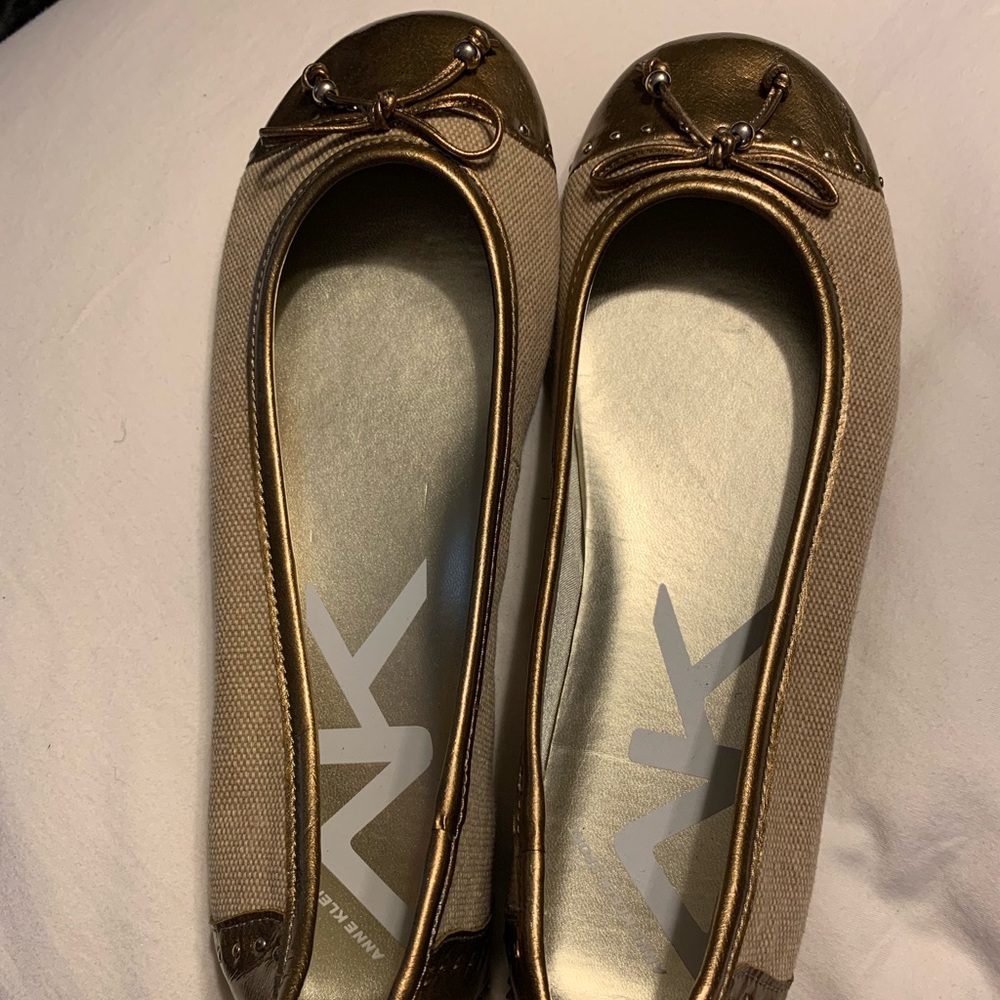 Ann Klein sport tan with gold flat ballet